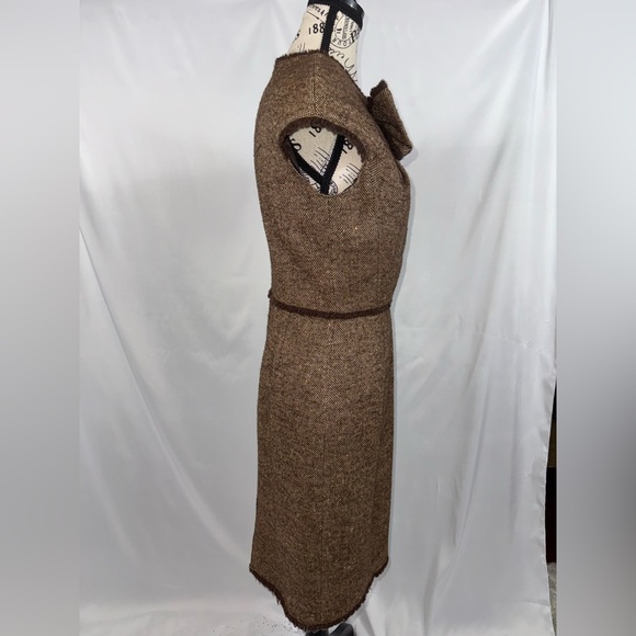 CAROLINA HERRERA: Old Elegance Brown Tweed Dress (v) - Picture 8 of 13